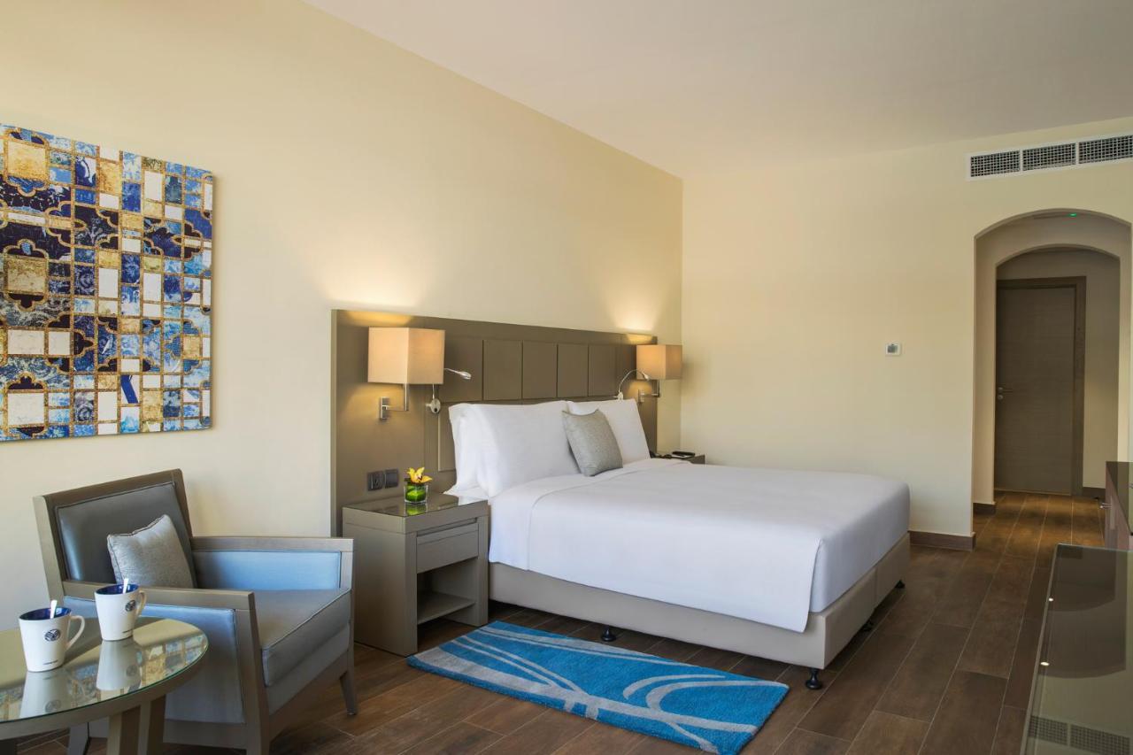 Zimmer mit Kingsize-Bett und Gartenblick