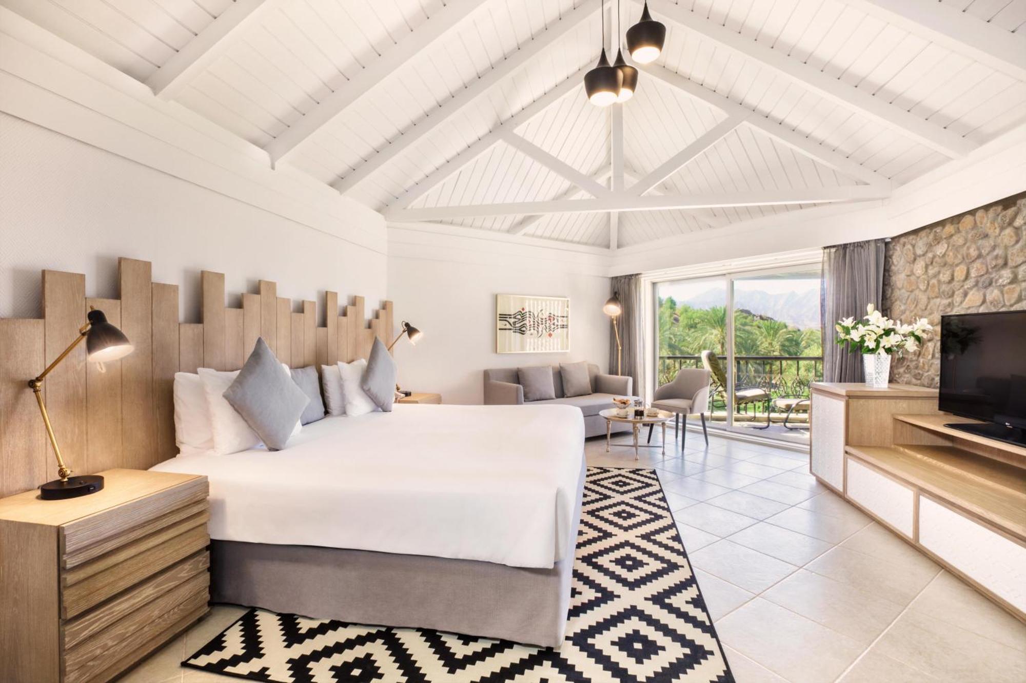 Deluxe Mountain View Family Room with Balcony